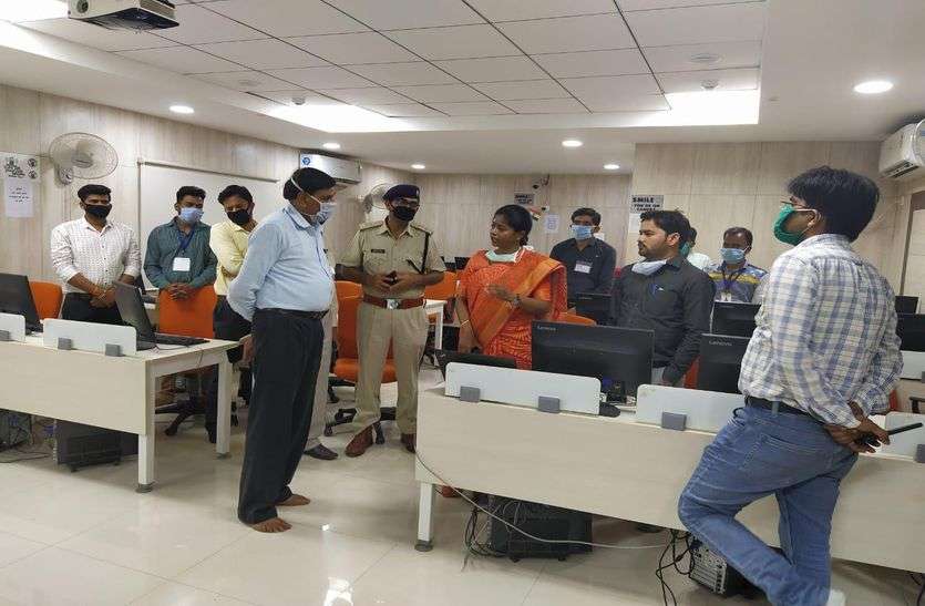 sp26033_1.jpg कलेक्टर व एसपी ने किया ई-दक्ष केंद्र का अवलोकन