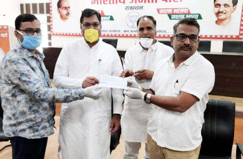 कोरोना वायरस- सहायता कोष के लिए दानदाताओं ने दिए चैक, झुग्गी झोपडियोंं एवं गाडिय़ा लुहार परिवारों को भोजन के पैकेट किए वितरित कोरोना वायरस- सहायता कोष के लिए दानदाताओं ने दिए चैक, झुग्गी झोपडियोंं एवं गाडिय़ा लुहार परिवारों को भोजन के पैकेट किए वितरित