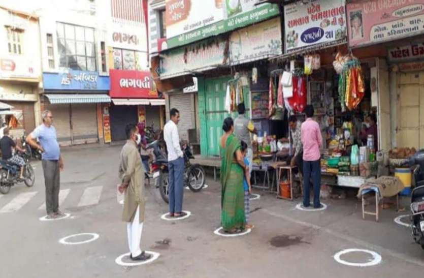 Viral Video सोशल डिस्टेंसिंग के लिए गुजरात ने निकाली गजब की तरकीब, लोग इस तरह कर रहे हैं खरीददारी, देखें Video