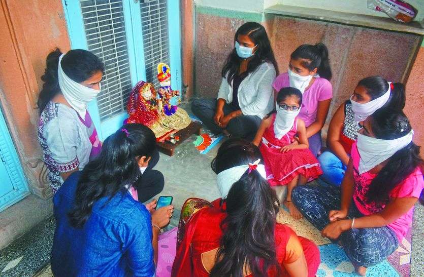 गणगौर पर कोरोना का छाया, घरों में ही पूजा कर रहीं तीजणियां गणगौर पर कोरोना का छाया, घरों में ही पूजा कर रहीं तीजणियां