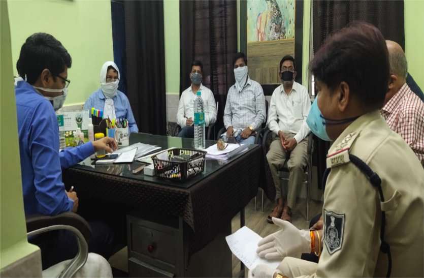 Meeting held for the preparation of lock down यदि दुकानें बंद हुई तो घर-घर सामान पहुंचाया जाएगा सामान-एसडीएम
