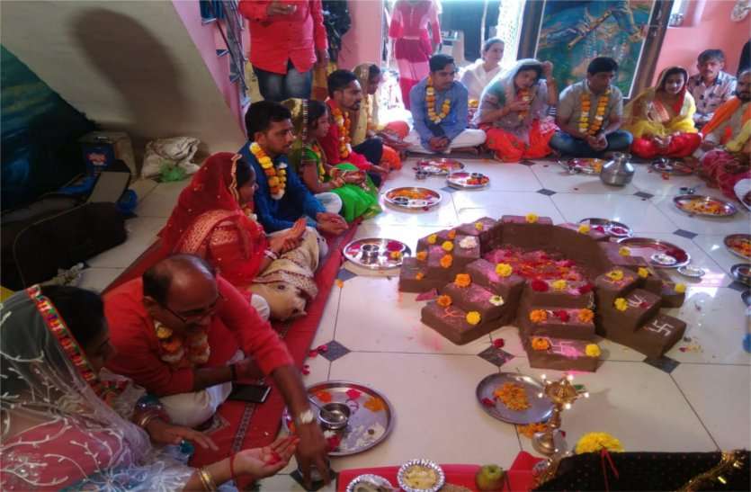 Temples are closed, worship of Goddess in homes मंदिरों के पट रहे बंद, घरों में की देवी आराधना
