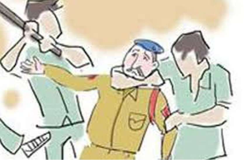 Beaten up policeman लॉक डाउन के दौरान ड्यूटी कर रहे पुलिसकर्मी से मारपीट