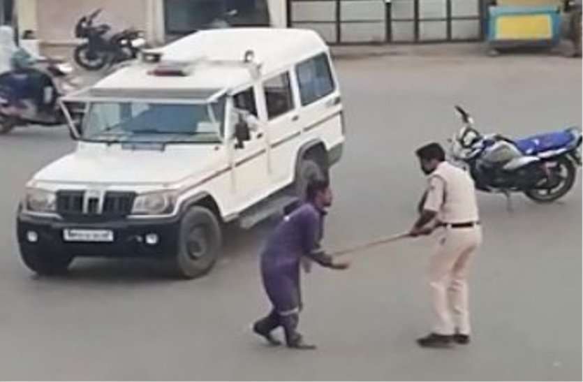 Police showed strictness then reached home ऐसे लोग समाज के दुश्मन : पुलिसकर्मी ने समझाया तो युवक ने पकड़ ली गर्दन