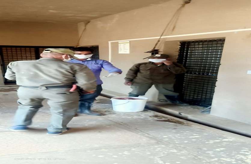 मास्क और गलब्स पहनकर वन्य प्राणियों की देखरेख कर रहे वन विहार के कर्मचारी मास्क और गलब्स पहनकर वन्य प्राणियों की देखरेख कर रहे वन विहार के कर्मचारी