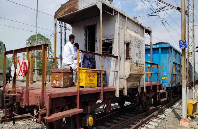 Railway running staff working day and night to deliver food to the people ओखा-तिरुवनंतपुरम पार्सल सेवा 27 से