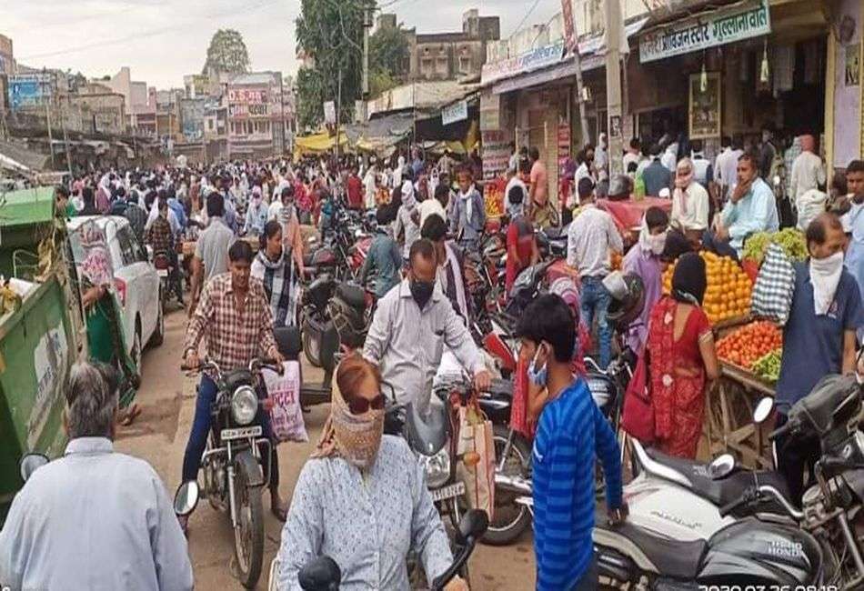 फिर लापरवाही, कोरोना का नहीं खौफ, सब्जी मण्डी में उमड़ी भीड़