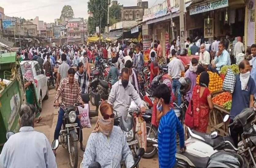फिर लापरवाही, कोरोना का नहीं खौफ, सब्जी मण्डी में उमड़ी भीड़ फिर लापरवाही, कोरोना का नहीं खौफ, सब्जी मण्डी में उमड़ी भीड़