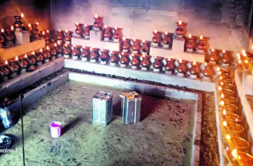 The installation of Jyoti Kalash in the Devi temples without devotees, people started the Navratri festival in the houses ... बिना भक्तोंं के ही देवी मंदिरों में ज्योति कलश की हुई स्थापना, लोगों ने घरों में ही शुरू किया नवरात्रि पर्व ...