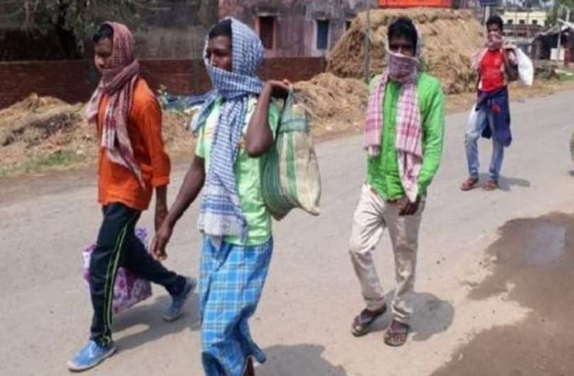 लॉक डाउन में सैंकड़ों किलोमीटर पैदल चलकर घर पहुंच रहे लोग लॉक डाउन में सैंकड़ों किलोमीटर पैदल चलकर घर पहुंच रहे लोग