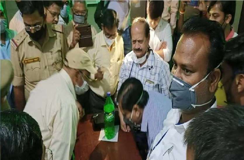 फर्रुखाबाद में चिकित्सक से अभद्रता, हड़ताल पर डॉक्टर, इमरजेंसी बंद फर्रुखाबाद में चिकित्सक से अभद्रता, हड़ताल पर डॉक्टर, इमरजेंसी बंद