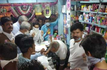 हालात बिगडऩे से रोकने को प्रधानमंत्री ने मंगलवार रात को दिया उद्बोधन पूरे देश में 21 दिन का लॉक डाउन, रात को जरुरी वस्तुओं की दुकानों पर जुट गई भीड हालात बिगडऩे से रोकने को प्रधानमंत्री ने मंगलवार रात को दिया उद्बोधन पूरे देश में 21 दिन का लॉक डाउन, रात को जरुरी वस्तुओं की दुकानों पर जुट गई भीड