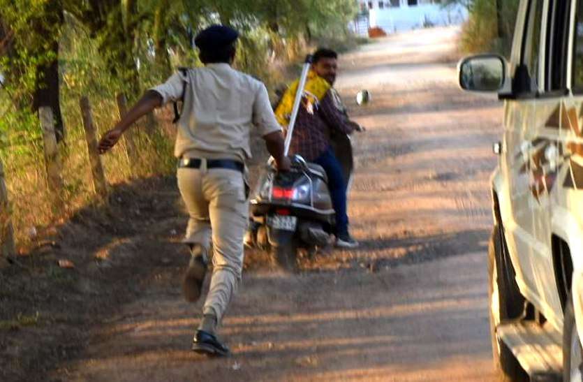शटर बंद कर 15 लोगों को सामान बेचते दो दुकानदार गिरफ्तार, पुलिस को देख गुमटी छोड़कर भागा चाय वाला