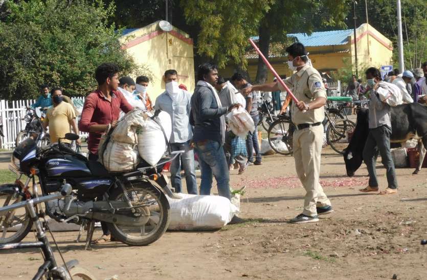 लॉकडाउन का पालन नहीं किया तो पुलिस ने दिखाई सख्ती, लौटाया घर लॉकडाउन का पालन नहीं किया तो पुलिस ने दिखाई सख्ती, लौटाया घर