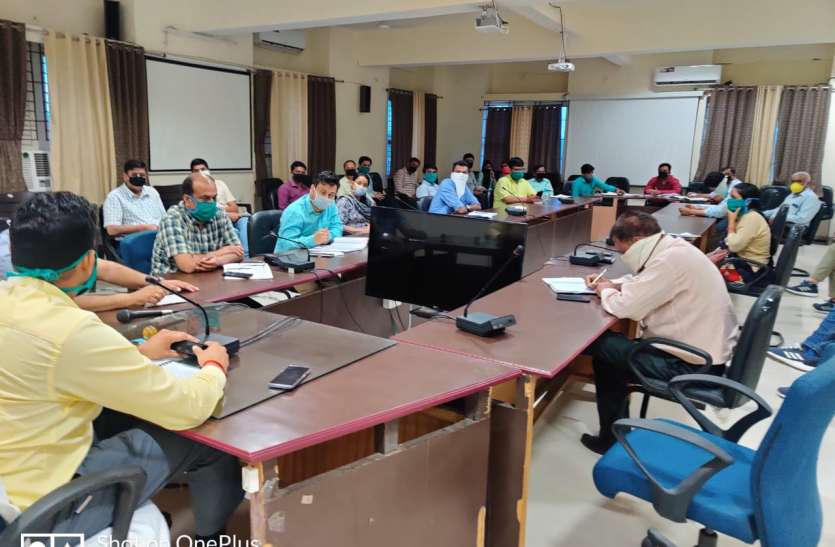 हर टीम में एक-एक डॉक्टर व मेडिकल स्टाफ होगा शामिल 25 teams will identify and treat the infected, news in hindi, mp news, datia news 25 टीमें करेंगी संक्रमितों की पहचान व इलाज