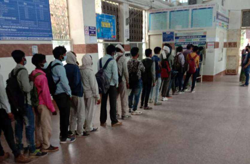 ये कैसी नाकेबंदी: दिल्ली से २५० लोग शहर में आए, चेकिंग नहीं ये कैसी नाकेबंदी: दिल्ली से २५० लोग शहर में आए, चेकिंग नहीं
