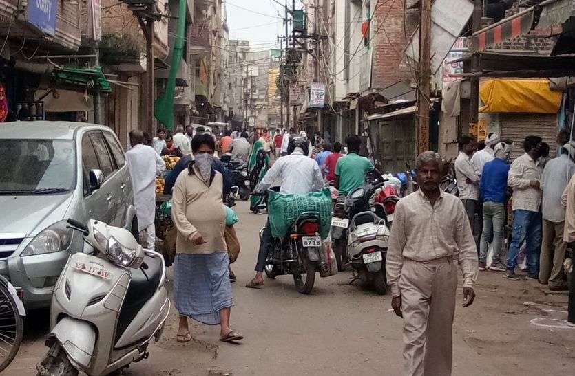 लॉक डाउन को बनाया मजाक, बाजार में उमड़ रही भीड़ लॉक डाउन को बनाया मजाक, बाजार में उमड़ रही भीड़