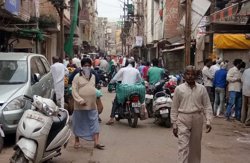 लॉक डाउन को बनाया मजाक, बाजार में उमड़ रही भीड़ लॉक डाउन को बनाया मजाक, बाजार में उमड़ रही भीड़