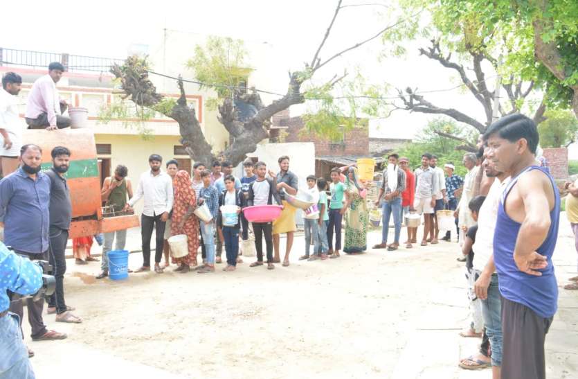 चंदा करके मंगाया पानी का टैंकर, तब बुझी प्यास चंदा करके मंगाया पानी का टैंकर, तब बुझी प्यास