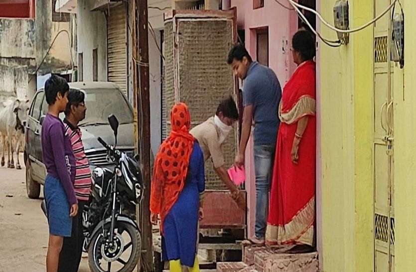 पहले सेनेटाइज करो हाथ, तब मिलेगा घर में प्रवेश पहले सेनेटाइज करो हाथ, तब मिलेगा घर में प्रवेश