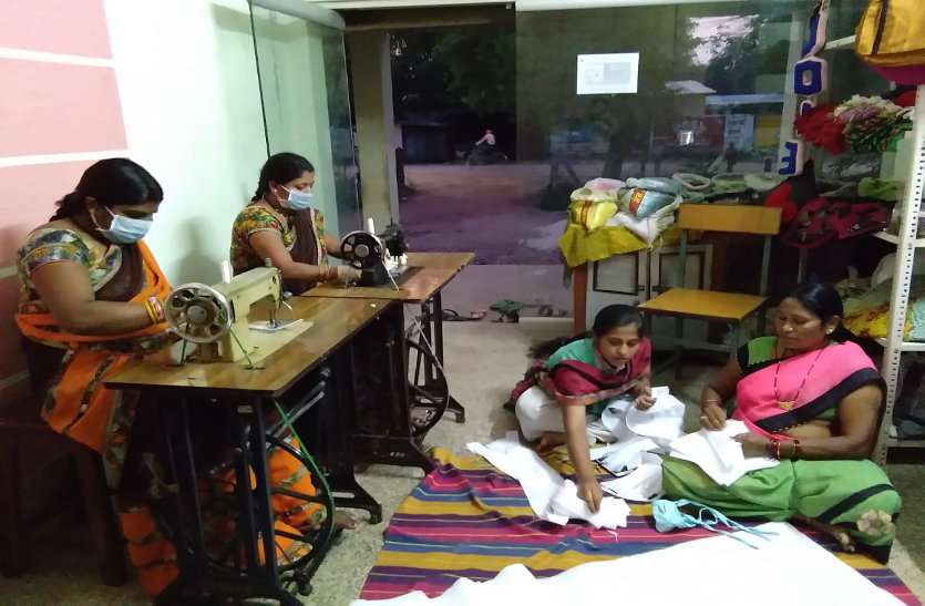 इंदिरा मार्केट और हटरी बाजार के बदले अब नवीन स्कूल मैदान में लगेगा सब्जी बाजार, महिलाएं बना रही मास्क