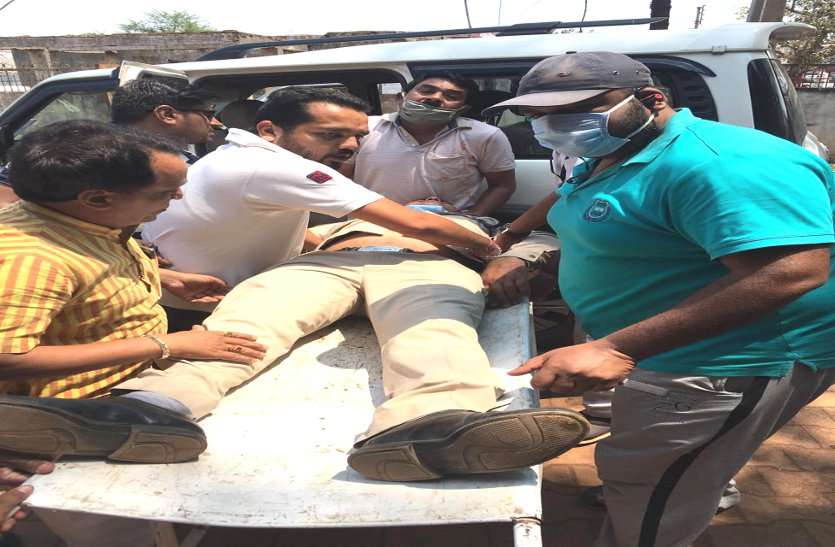लॉक डाउन: सुरक्षा में लगी पुलिस पर आर्मी जवान और सब्जी व्यापारी ने तलवार से किया हमला, दो जवान घायल लॉक डाउन: सुरक्षा में लगी पुलिस पर आर्मी जवान और सब्जी व्यापारी ने तलवार से किया हमला, दो जवान घायल