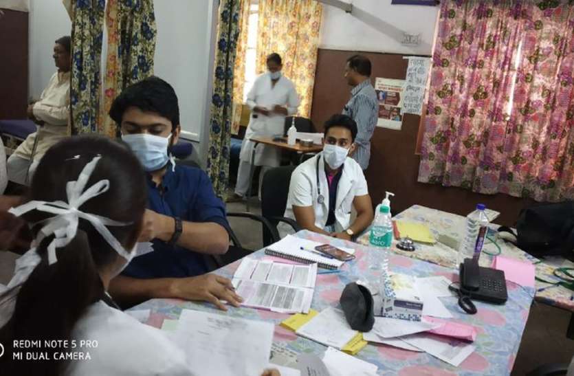 ये कैसी सुरक्षा, इमरजेंसी में बैठे डॉक्टरों के लिए ना पीपीई किट, ना एन-95 मास्क - ये कैसी सुरक्षा, इमरजेंसी में बैठे डॉक्टरों के लिए ना पीपीई किट, ना एन-95 मास्क -