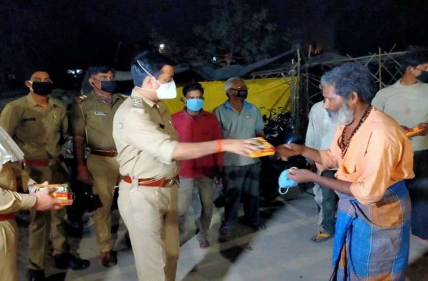 दो दिन से भूखे परिवार ने लगाई गुहार तो मदद को जा पहुंची पुलिस दो दिन से भूखे परिवार ने लगाई गुहार तो मदद को जा पहुंची पुलिस