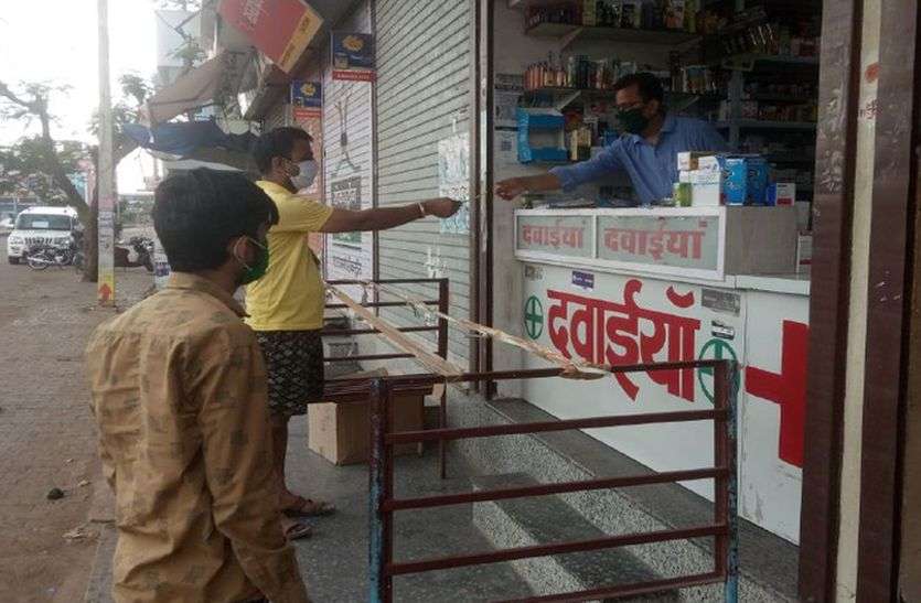 सीकर. राणी सती रोड स्थित एक मेडिकल स्टोर पर अपनाया गया सोशल डिस्टेंसिंग का तरीका। सोशल डिस्टेंसिंग: प्रधानमंत्री देखे लें...आपने कहा हमने कर दिखाया