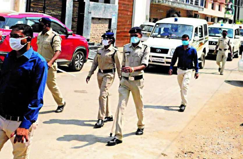 लॉक डाउन के बीच मैदान में क्रिकेट खेल रहे थे लापरवाह युवक, पुलिस ने बाइक किया जब्त, जमकर लगाई फटकार लॉक डाउन के बीच मैदान में क्रिकेट खेल रहे थे लापरवाह युवक, पुलिस ने बाइक किया जब्त, जमकर लगाई फटकार