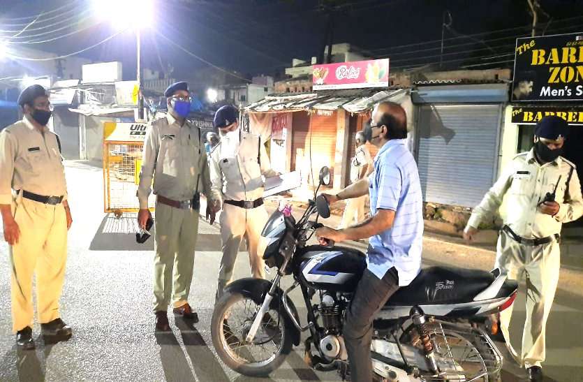 शटर बंद कर 15 लोगों को सामान बेचते दो दुकानदार गिरफ्तार, पुलिस को देख गुमटी छोड़कर भागा चाय वाला शटर बंद कर 15 लोगों को सामान बेचते दो दुकानदार गिरफ्तार, पुलिस को देख गुमटी छोड़कर भागा चाय वाला
