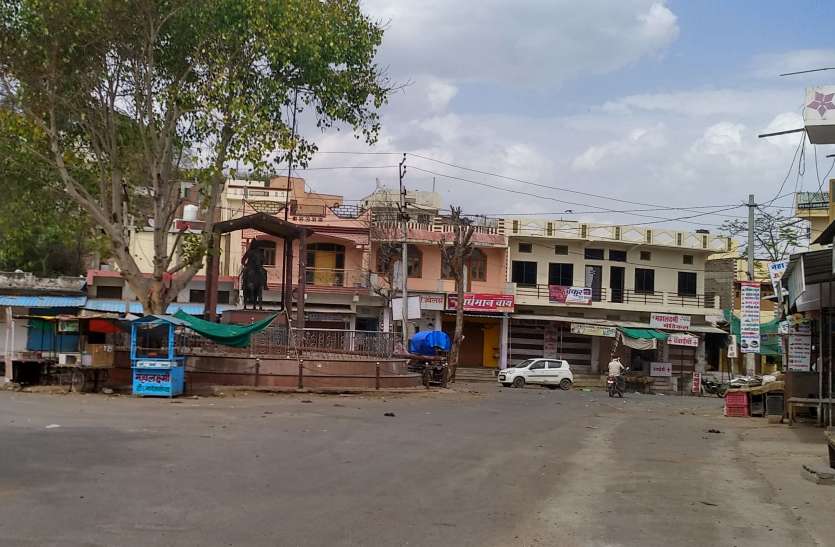 सड़कों पर लॉकडाउन, घरों के बाहर गुट सड़कों पर लॉकडाउन, घरों के बाहर गुट