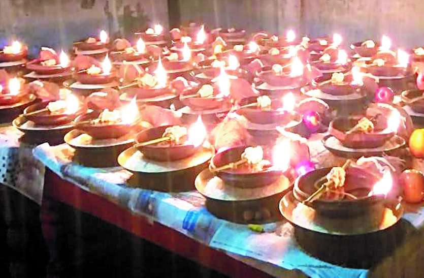 The faith of devotees on the epidemic is heavy, the flame of faith burnt in temples ... महामारी पर भक्तों की आस्था भारी मंदिरों में जले आस्था की ज्योत ...