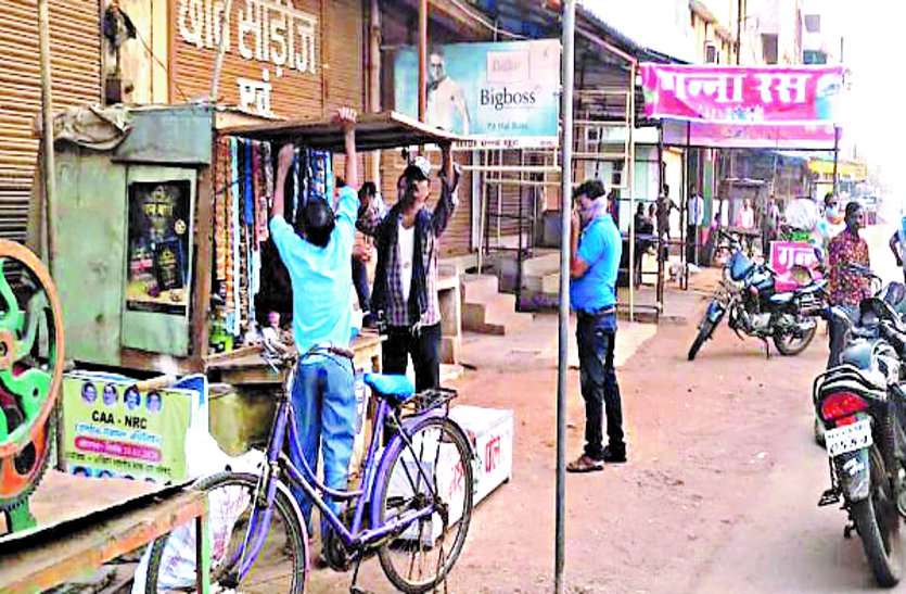 Some shopkeepers playing with the lives of common people, cheating the city administration ... नगर प्रशासन को ठेंगा दिखा आम लोगों की जान से खेल रहे कुछ दुकानदार ...