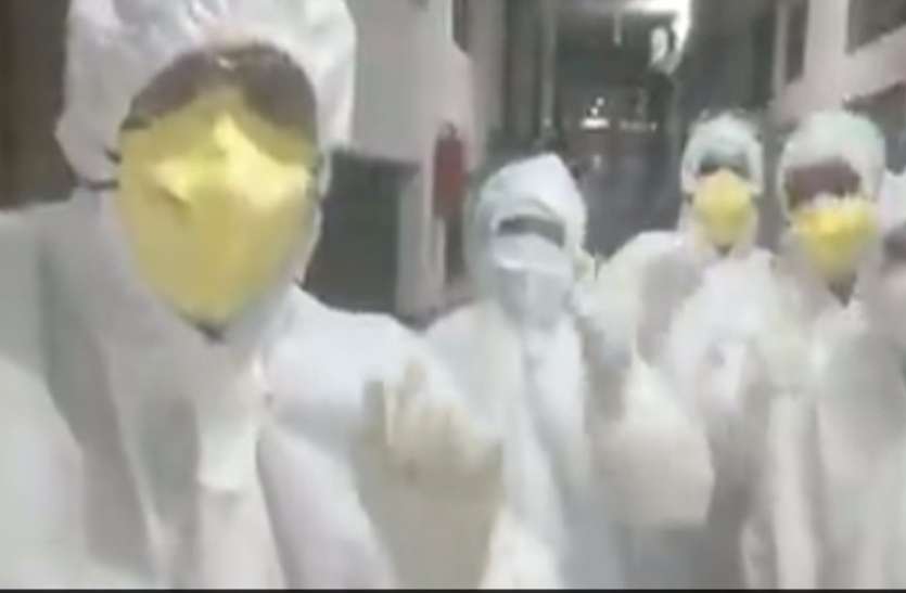 aaaa_1.jpg Coronavirus से लड़ने वाले डॉक्टर्स ने गाया- छोड़ो कल की बातें, वायरल हुआ Video