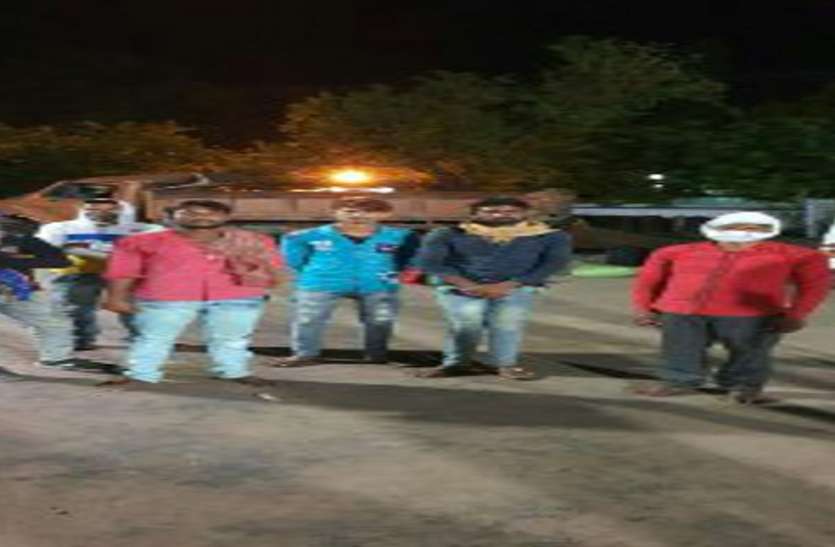 Hungry thirsty workers were walking on foot from Vilaspur भूखे प्यासे मजदूर विलासपुर से पैदल जा रहे थे कटनी, थाना प्रभारी ने भोजन की व्यवस्था कर प्राइवेट वाहन से छुड़वाया
