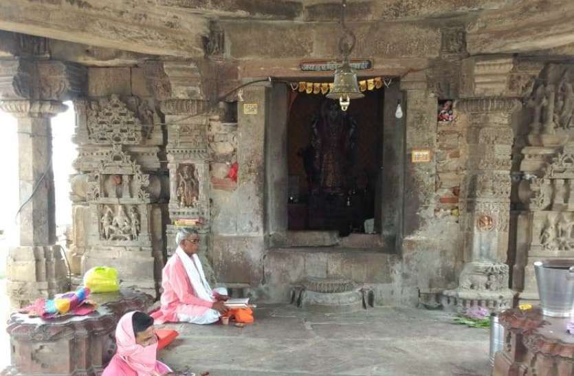 घरों में घट स्थापना, मंदिरों से रौनक गायब घरों में घट स्थापना, मंदिरों से रौनक गायब