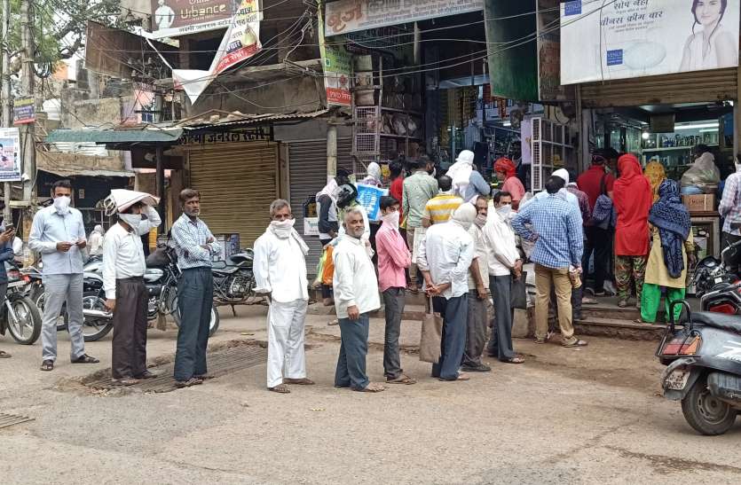 अखरने लगा रोजमर्रा की वस्तुओं की कमी का संकट अखरने लगा रोजमर्रा की वस्तुओं की कमी का संकट
