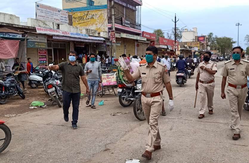 नाकों पर तैनात रहे पुलिसकर्मी, वाहनों का नहीं होने दिया संचालन नाकों पर तैनात रहे पुलिसकर्मी, वाहनों का नहीं होने दिया संचालन