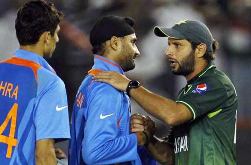 bhajji_and_afridi.jpg शाहिद अफरीदी ने की कोरोना प्रभावित लोगों की मदद तो भज्जी हो गए उनके कायल, ट्विटर पर की तारीफ