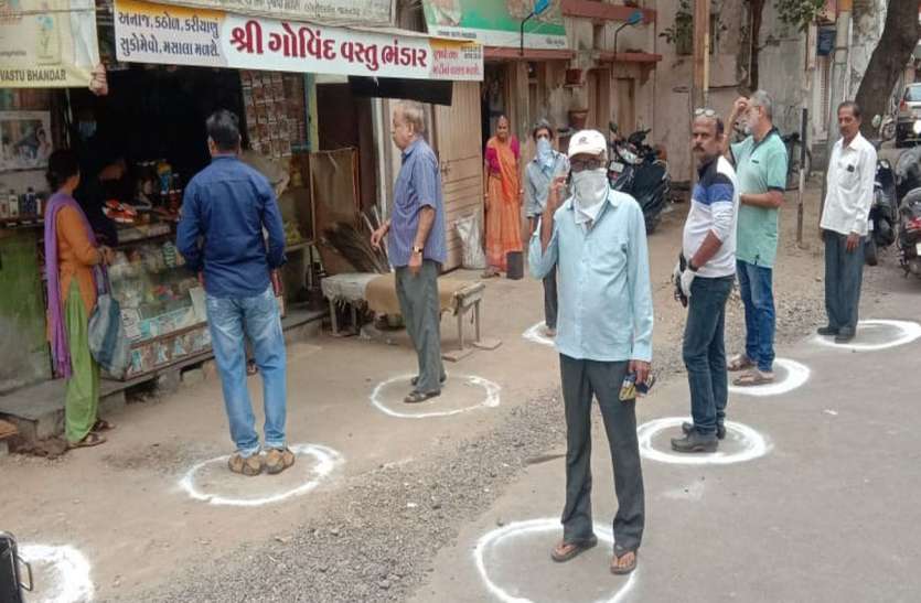 lock down : दुकानों के आगे बनाए एक-एक मीटर दूर गोले lock down : दुकानों के आगे बनाए एक-एक मीटर दूर गोले