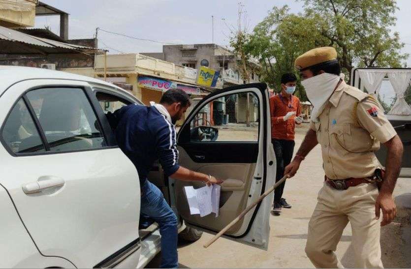 कोरोना वायरस के बढ़ते प्रकोप पर लगाम लगाने के लिए लोगों ने प्रधानमंत्री मोदी के सोशियल डिस्टेंस रखने की अपील के बाद प्रशासन ने मेडिकल, किराणे व सब्जी की दुकानों पर दुकानदारों व लोगों को सोशियल डिस्टेंस रखने के लिए पाबंद किया। सोशल डिस्टेंस रखने के लिए किया पाबंद, डंडे भी बरसाए