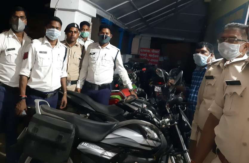 शहर लॉकडाउन, इसके बाद भी तीन-तीन सवारी के साथ फर्राटे मार थे युवक, पुलिस ने ऐसे सिखाया सबक शहर लॉकडाउन, इसके बाद भी तीन-तीन सवारी के साथ फर्राटे मार थे युवक, पुलिस ने ऐसे सिखाया सबक