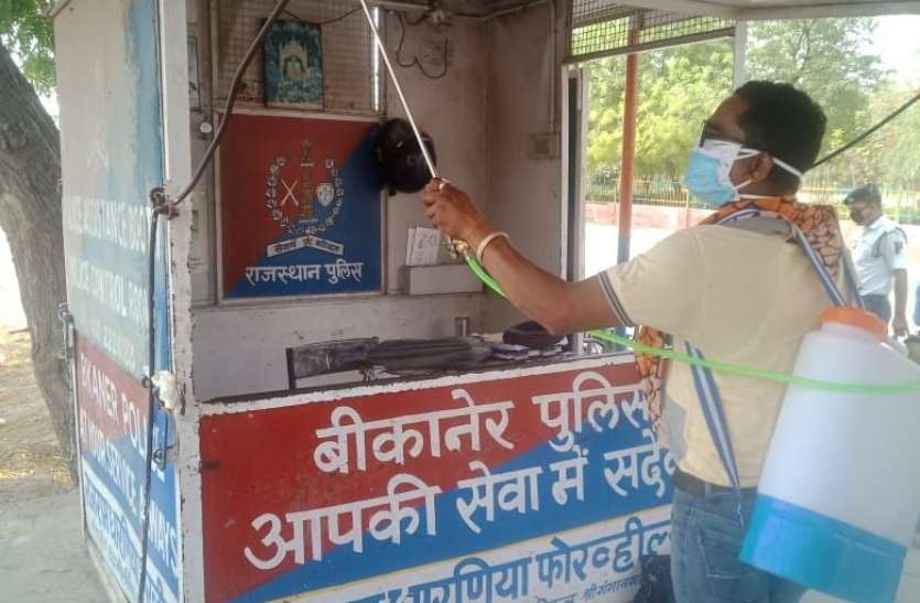 स्वास्थ्य विभाग सार्वजनिक स्थानों पर कर रहा सोडियम हाइपोक्लोराइड का छिड़काव स्वास्थ्य विभाग सार्वजनिक स्थानों पर कर रहा सोडियम हाइपोक्लोराइड का छिड़काव