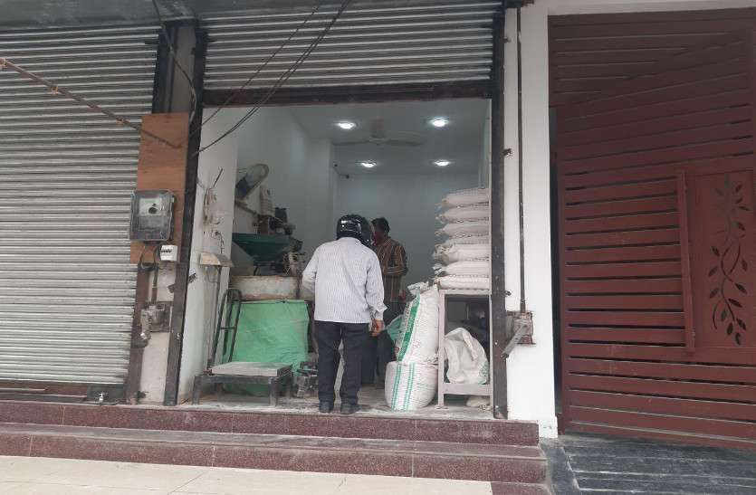 लॉक डाउन...कोरोना वायरस संक्रमण के खौफ से आम व्यक्ति घरों में कैद,बाजार में राशन सामग्री में कालाबाजारी लॉक डाउन...कोरोना वायरस संक्रमण के खौफ से आम व्यक्ति घरों में कैद,बाजार में राशन सामग्री में कालाबाजारी