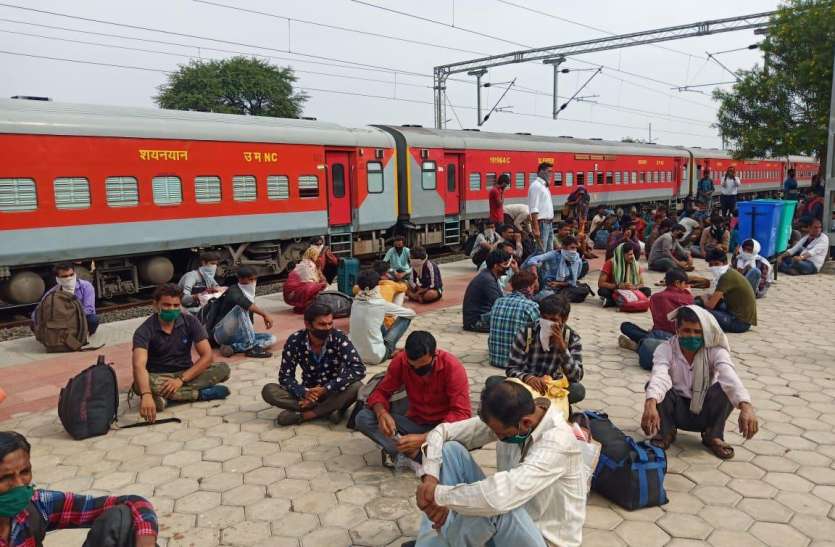 ,,, पांच दिन से ट्रेन में ही फंसे थे पैंट्री कर्मचारी, ब्यावरा में उतारा, स्क्रीनिंग के लिए मेडिकल टीम के पहुंचने से पहले ही रवाना हुए