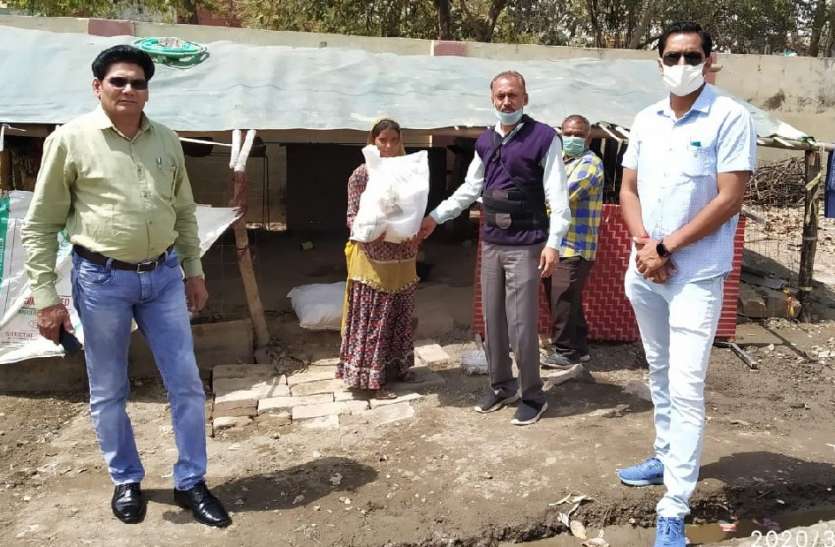 उपखंड प्रशासन ने घर-घर जाकर बांटी खाद्य सामग्री उपखंड प्रशासन ने घर-घर जाकर बांटी खाद्य सामग्री