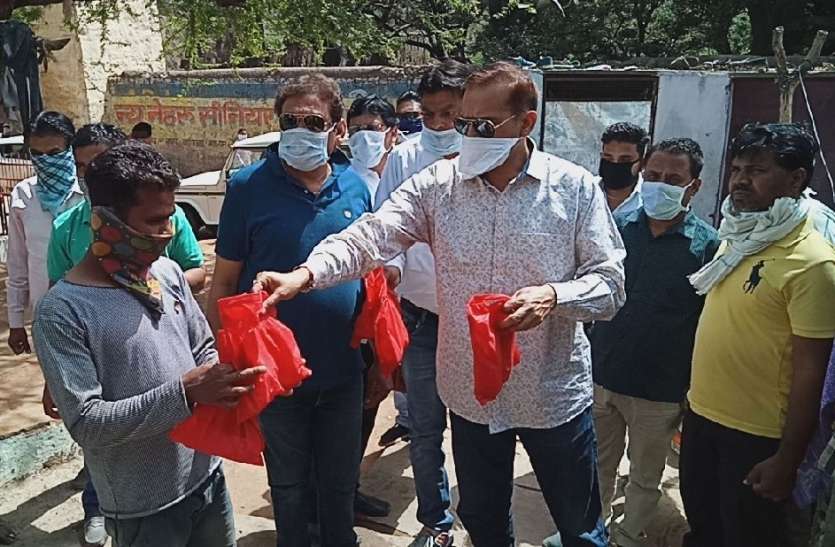 लोकसभा अध्यक्ष के ओएसडी दत्ता ने जरूरतमंदों को बांटे भोजन के पैकेट लोकसभा अध्यक्ष के ओएसडी दत्ता ने जरूरतमंदों को बांटे भोजन के पैकेट