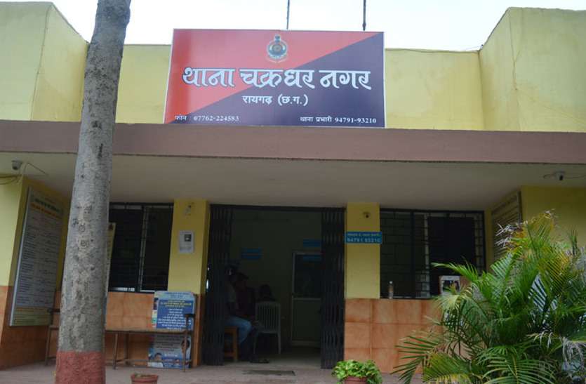 लॉकडाउन के दौरान ड्यूटी कर रहे आरक्षक ने बेवजह घूम रहे एक युवक से कहा- घर जाओ, युवक ने निकाला चाकू, गिरफ्तार लॉकडाउन के दौरान ड्यूटी कर रहे आरक्षक ने बेवजह घूम रहे एक युवक से कहा- घर जाओ, युवक ने निकाला चाकू, गिरफ्तार