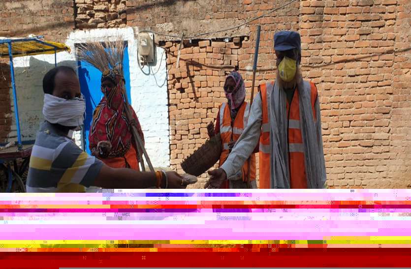 Social organizations and politicians came forward सफाईकर्मियों व गरीबों को बांट रहे खाना